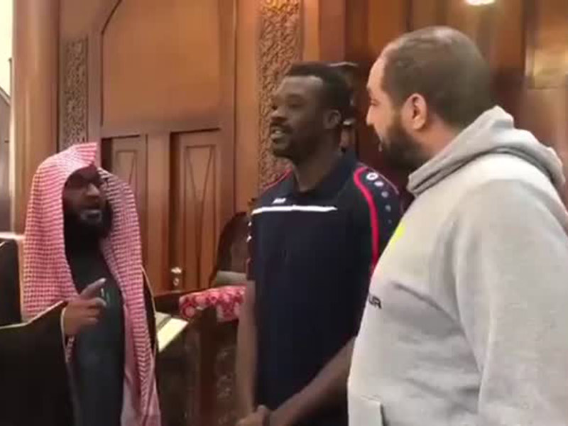 اضغط لمشاهدة الفيديو: لاعب نادي الجبلين للكرة الطائرة يعلن دخوله الإسلام